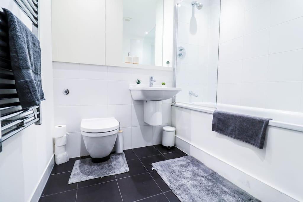 Canary Wharf-10% Discount-fibre Wifi-5mins To Tube London