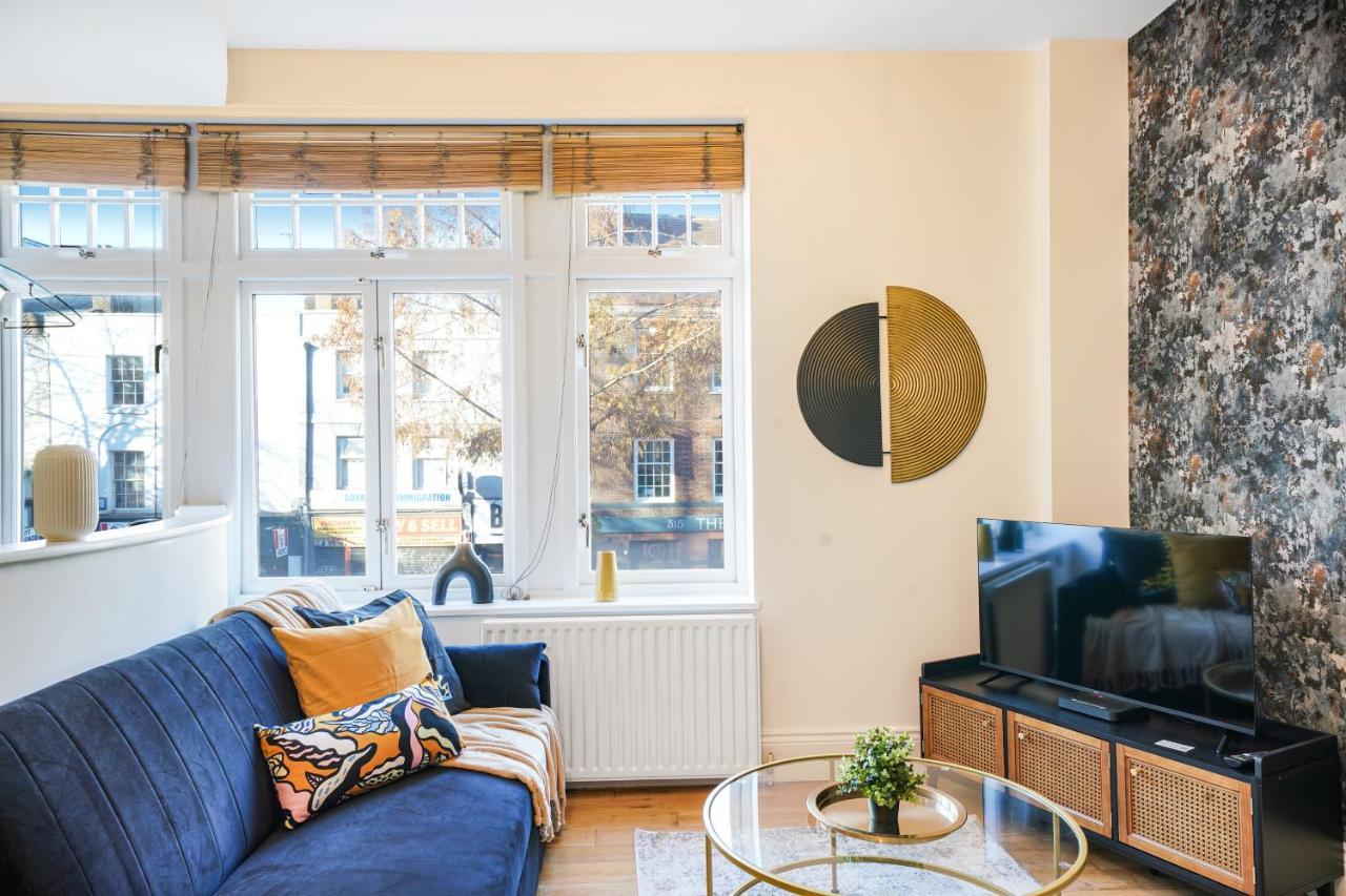 Central Hackney Abode - Balcony Apartment London