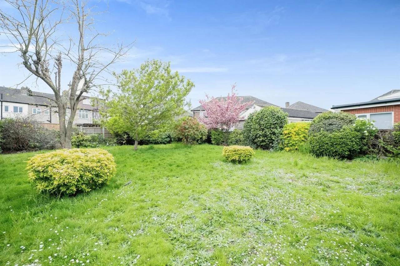 Barking House Sleeps 11 - Parking - Train Tube - Airport *