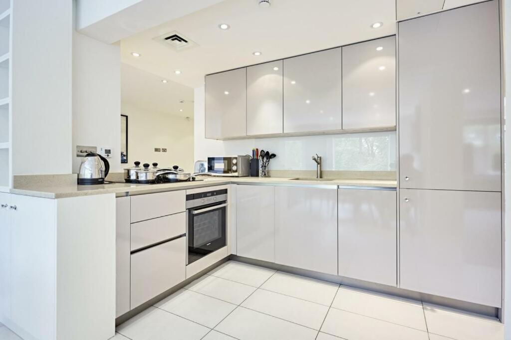 Luxury Large Park Lane Views 1250sqft * London
