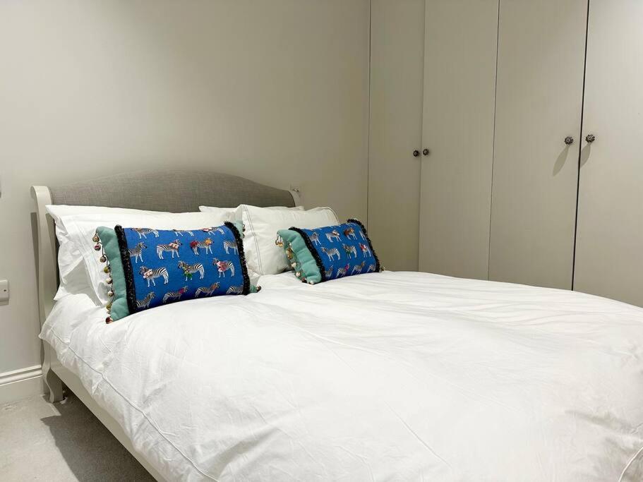 2 Bed Garden - Piccadilly Line Apartment