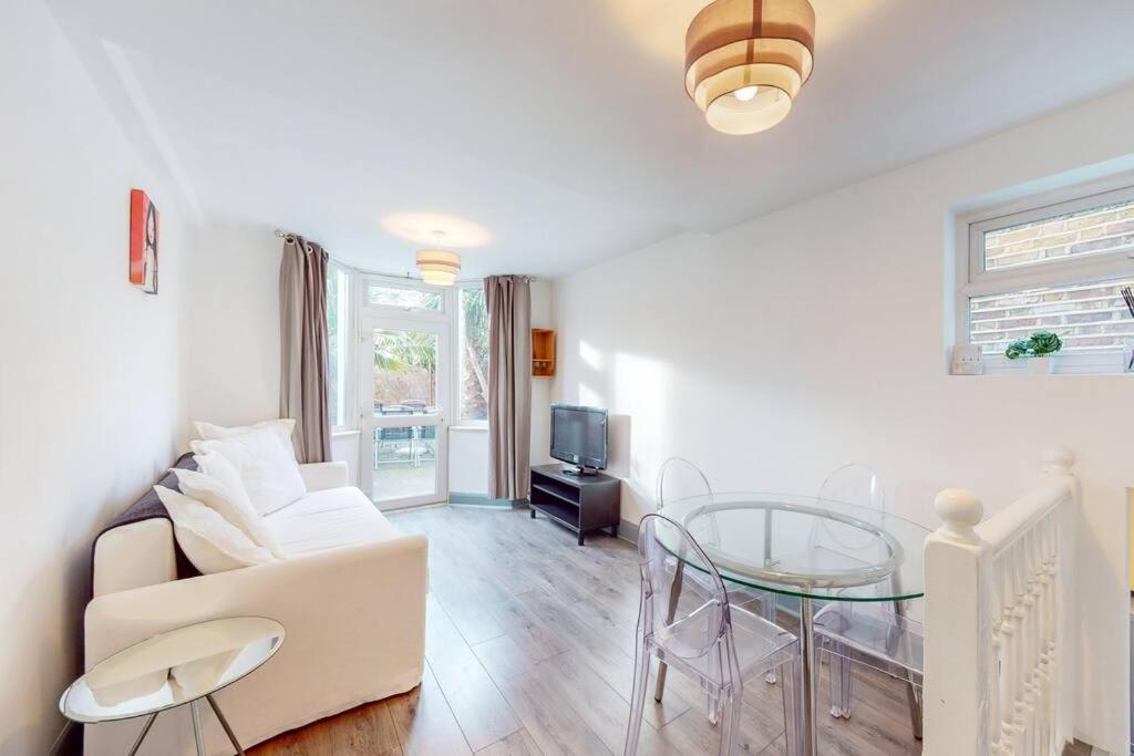 Perfectly Located, Classy 2 Bed Flat In Stockwell Apartment