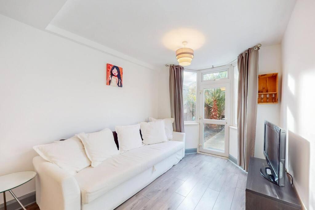 Perfectly Located, Classy 2 Bed Flat In Stockwell Apartment