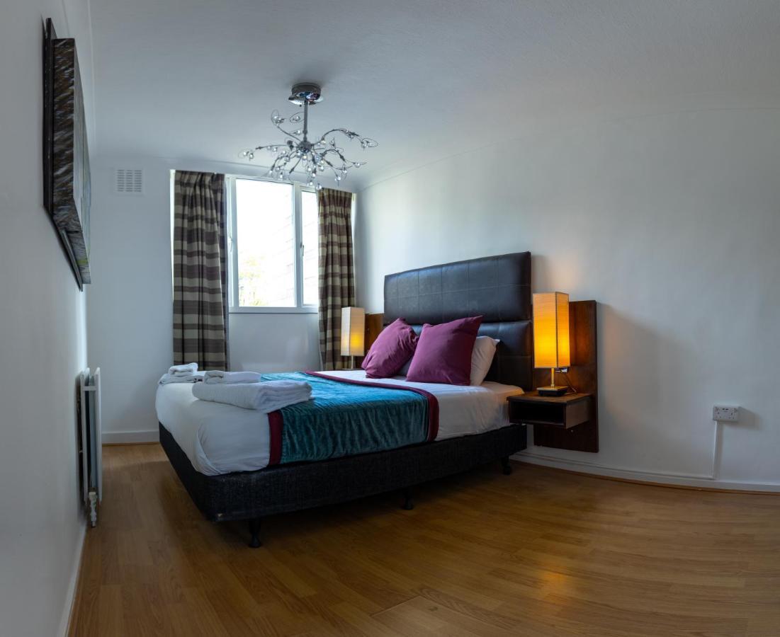 London - 4 Bed - Sleeps 8 - Garden - Pet Friendly Ferienhaus *