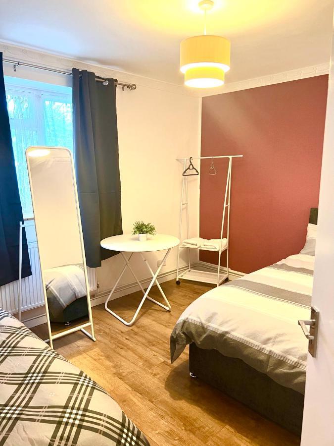 Hospedagem domiciliar Large With Two Bed In *