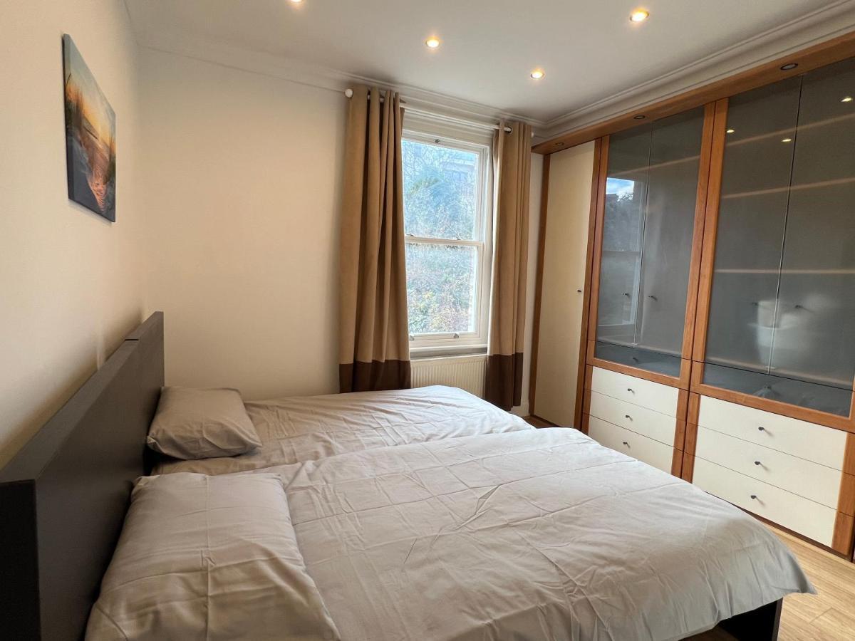 4 Bed House 10 Min Walk To Tube Holiday home *