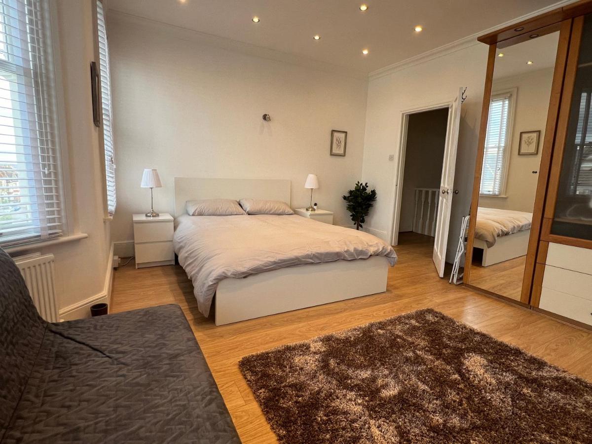 4 Bed House 10 Min Walk To Tube Holiday home