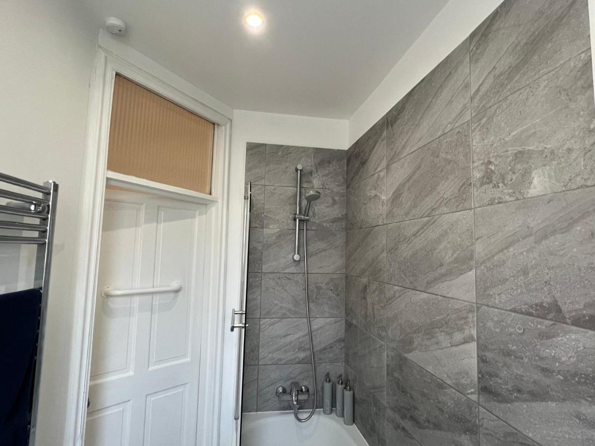 4 Bed House 10 Min Walk To Tube Holiday home London