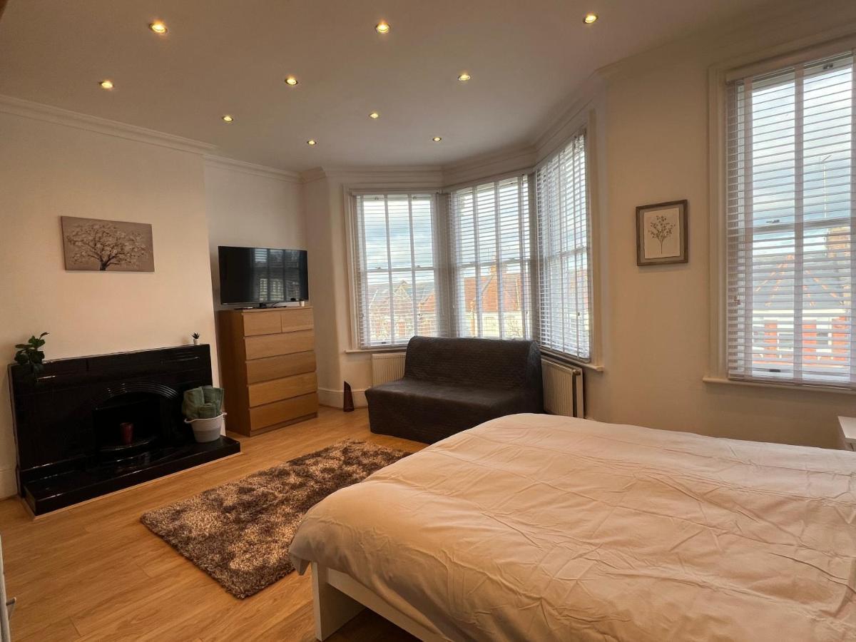 4 Bed House 10 Min Walk To Tube Holiday home *