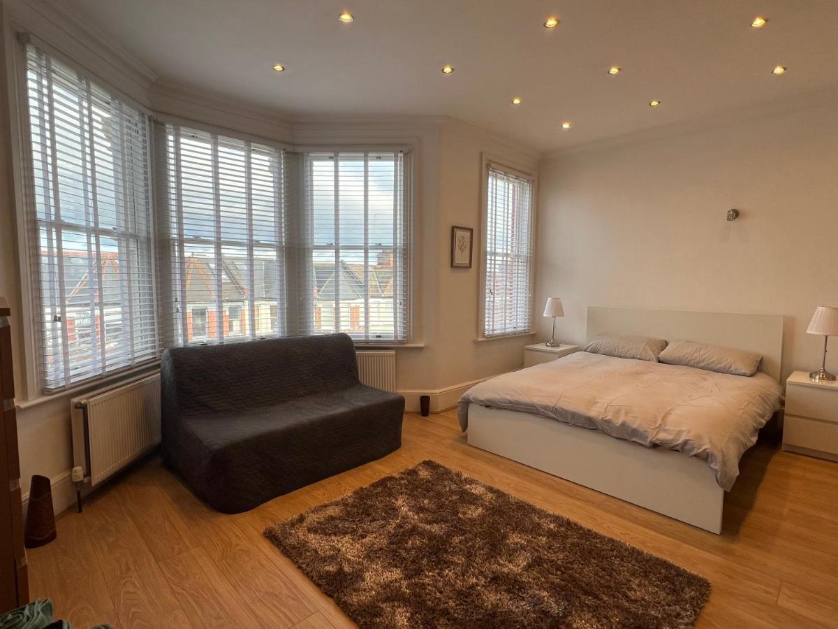 4 Bed House 10 Min Walk To Tube Holiday home London