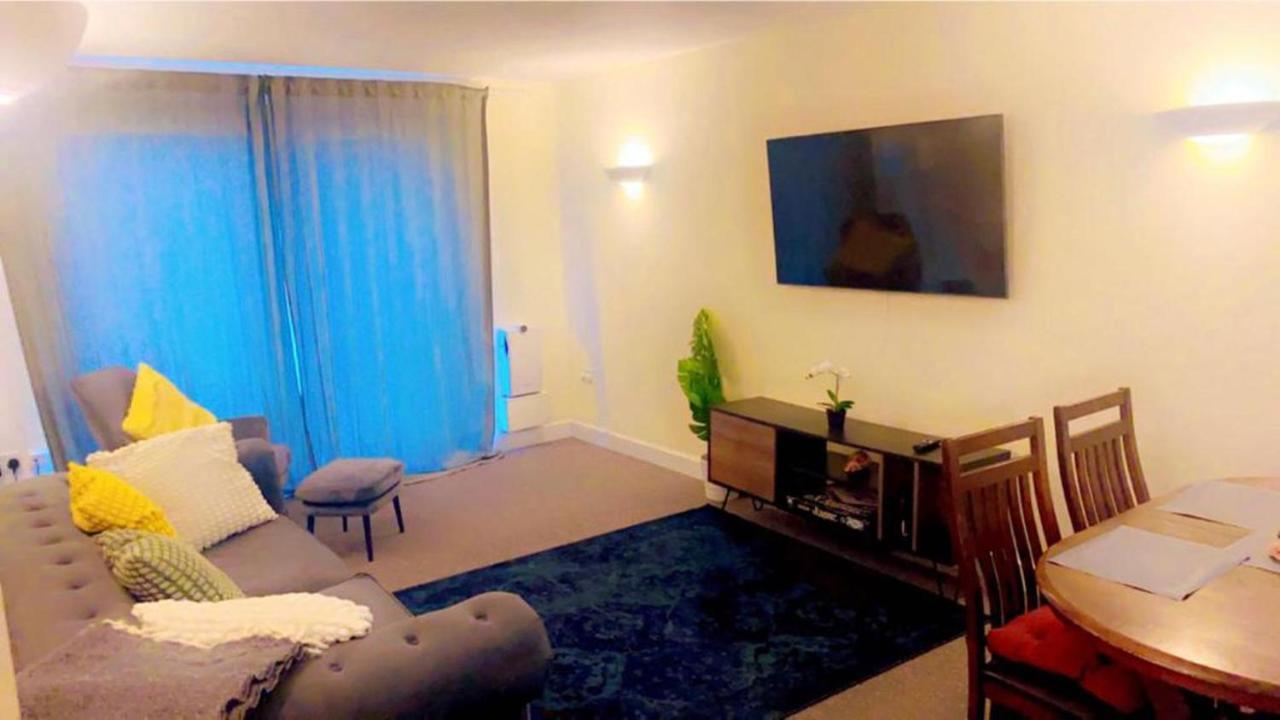 Stunning 2-bed In Apartment *