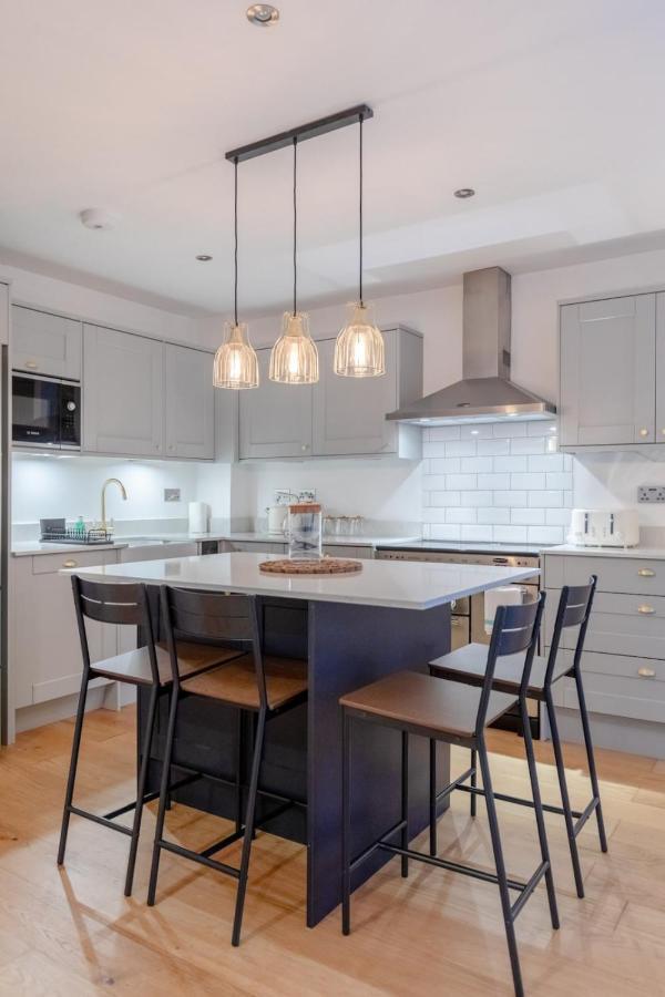 Newly Refurbished 2bd Flat - Wimbledon Village! * London