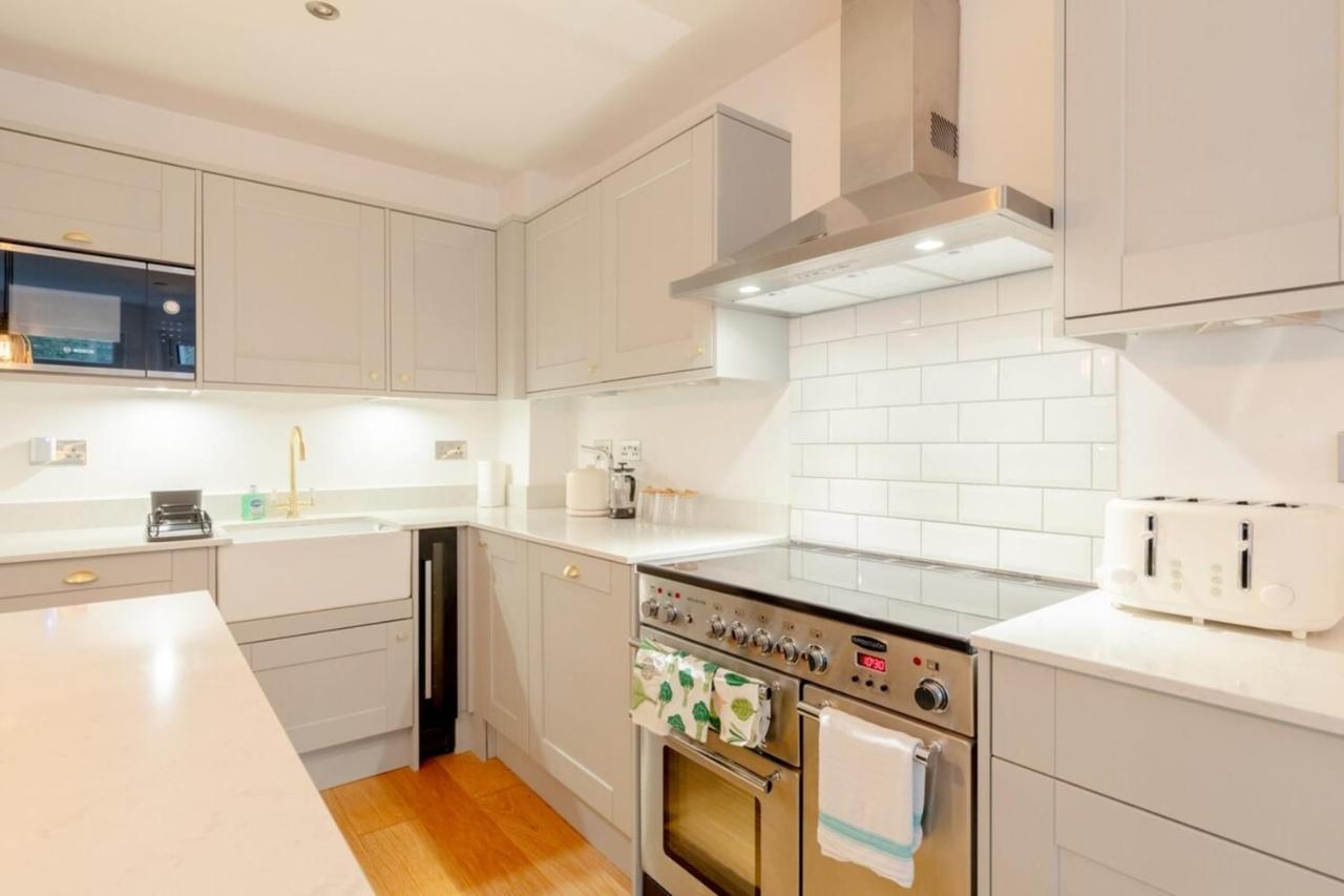 Newly Refurbished 2bd Flat - Wimbledon Village! London