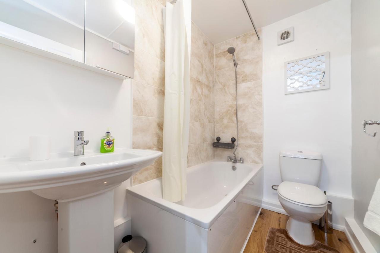 Amazing 1 Bedroom Apartment, Barons Court * London