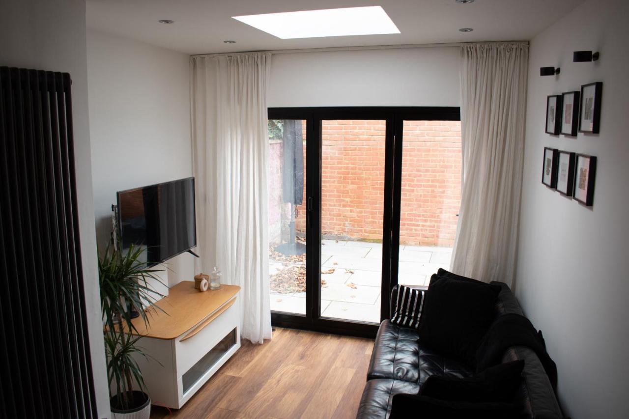 Sw - Stylish One Bedroom With Patio * London