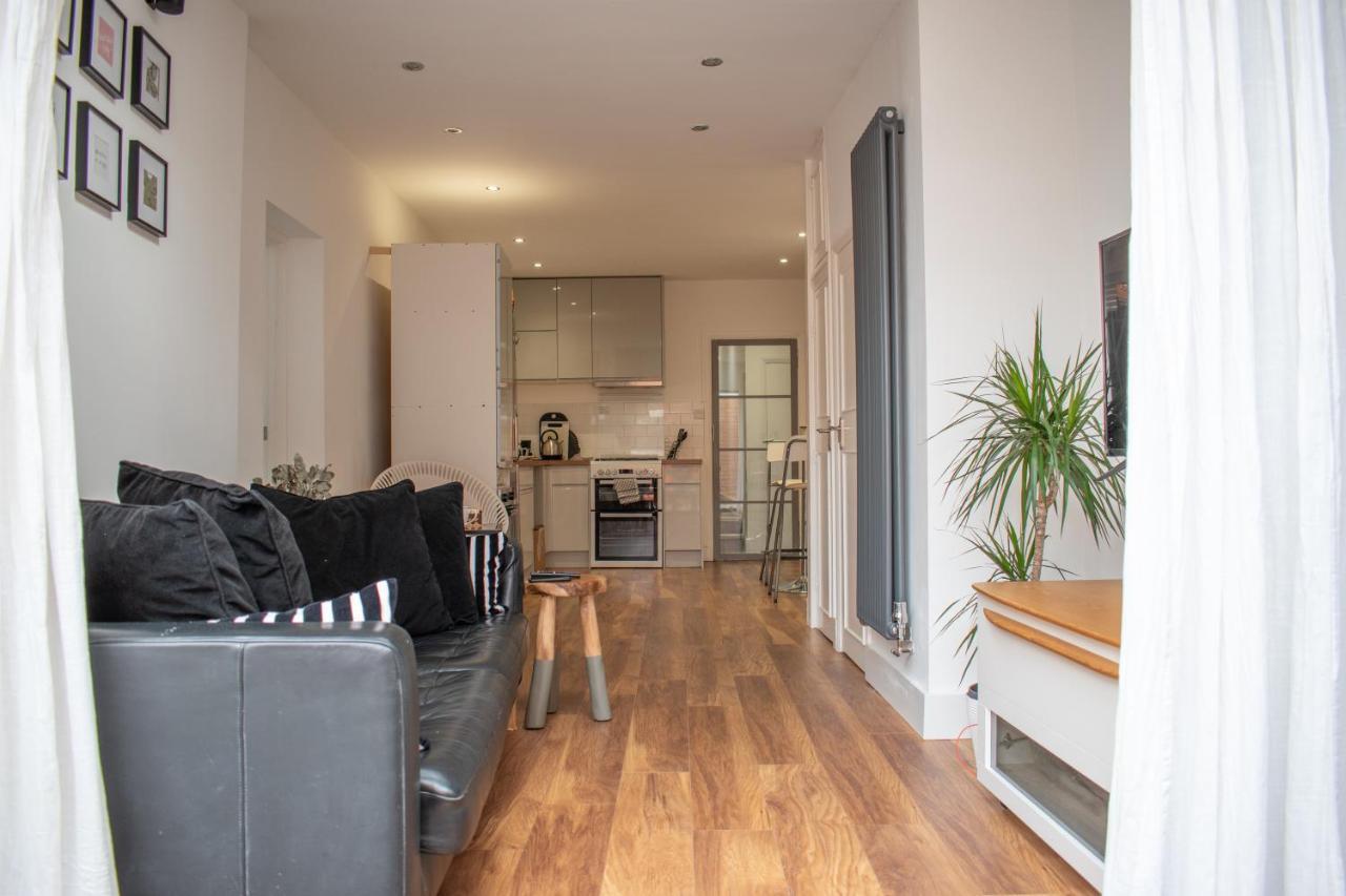 Sw - Stylish One Bedroom With Patio Apartment *