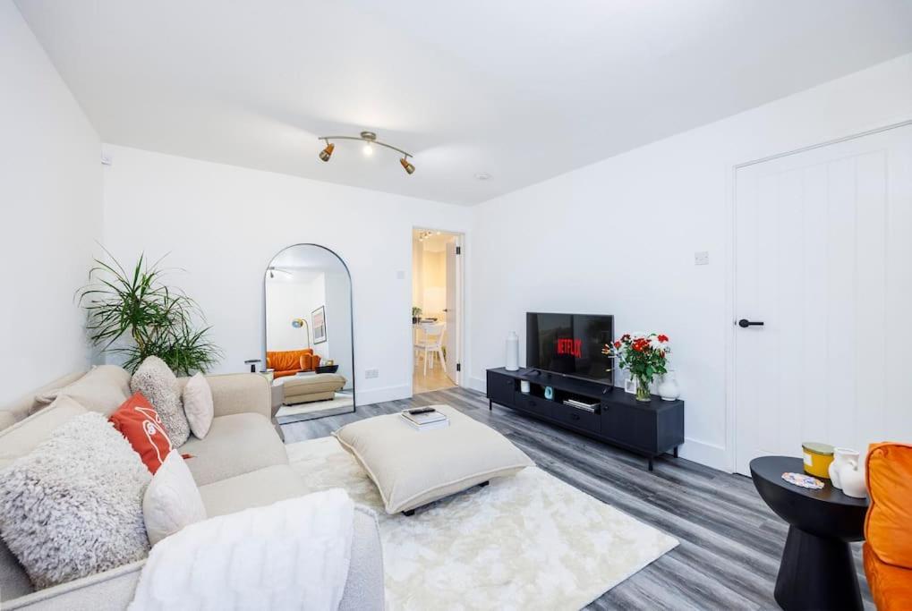 Stylish 3-bed East Contractors Parking Sleeps 5 Near Excel Holiday home *