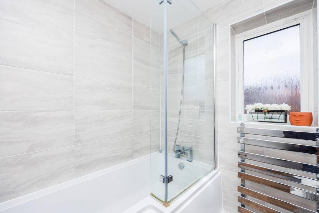Stylish 3-bed East Contractors Parking Sleeps 5 Near Excel Casa de férias Londres