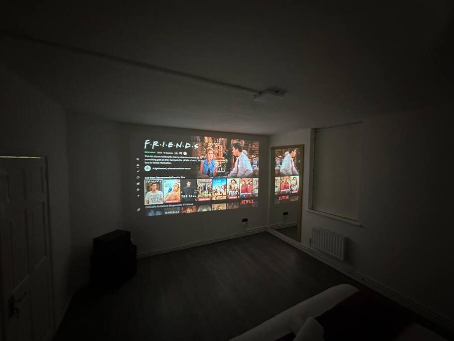 Super Double Bedroom Zone 1 Apartment *