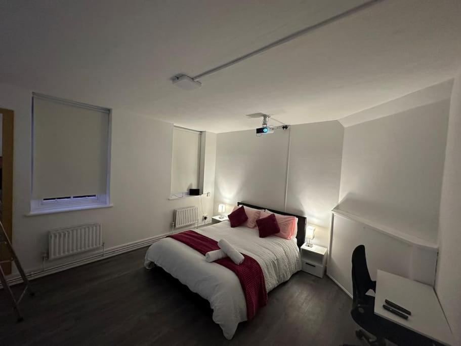 Apartment Super Double Bedroom Zone 1 *