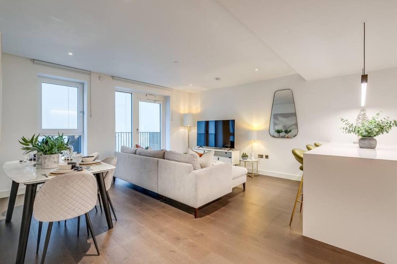 Sleek 2br Hideaway Balcony Near Westfield