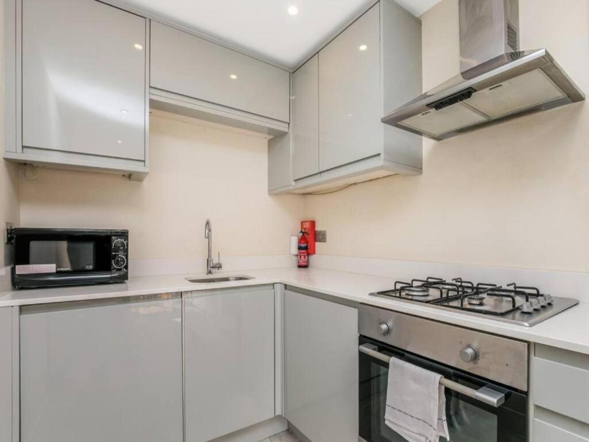 Pass The Keys Ealing Queen Of The Suburbs 2bd Apartment *