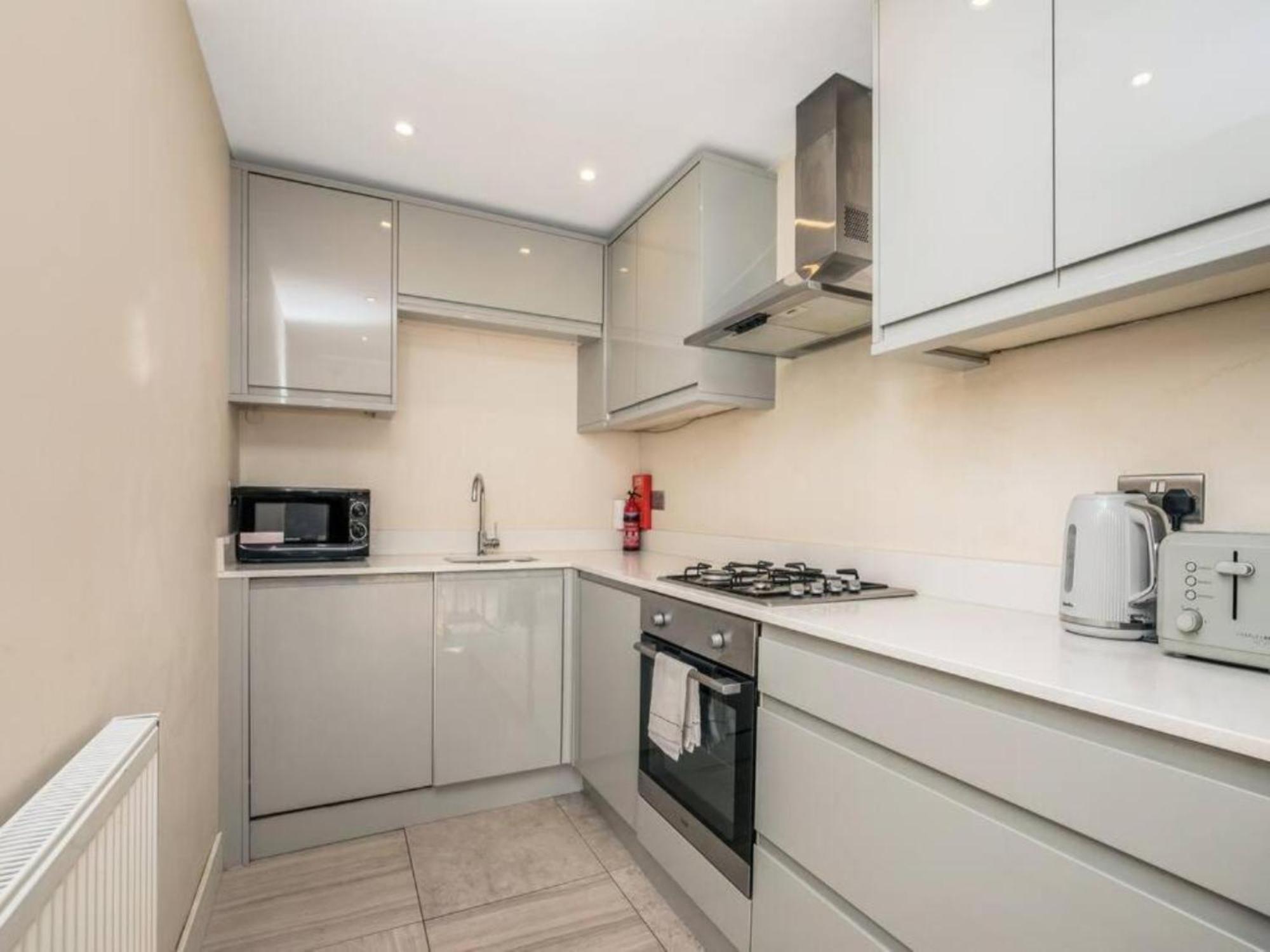 Pass The Keys Ealing Queen Of The Suburbs 2bd