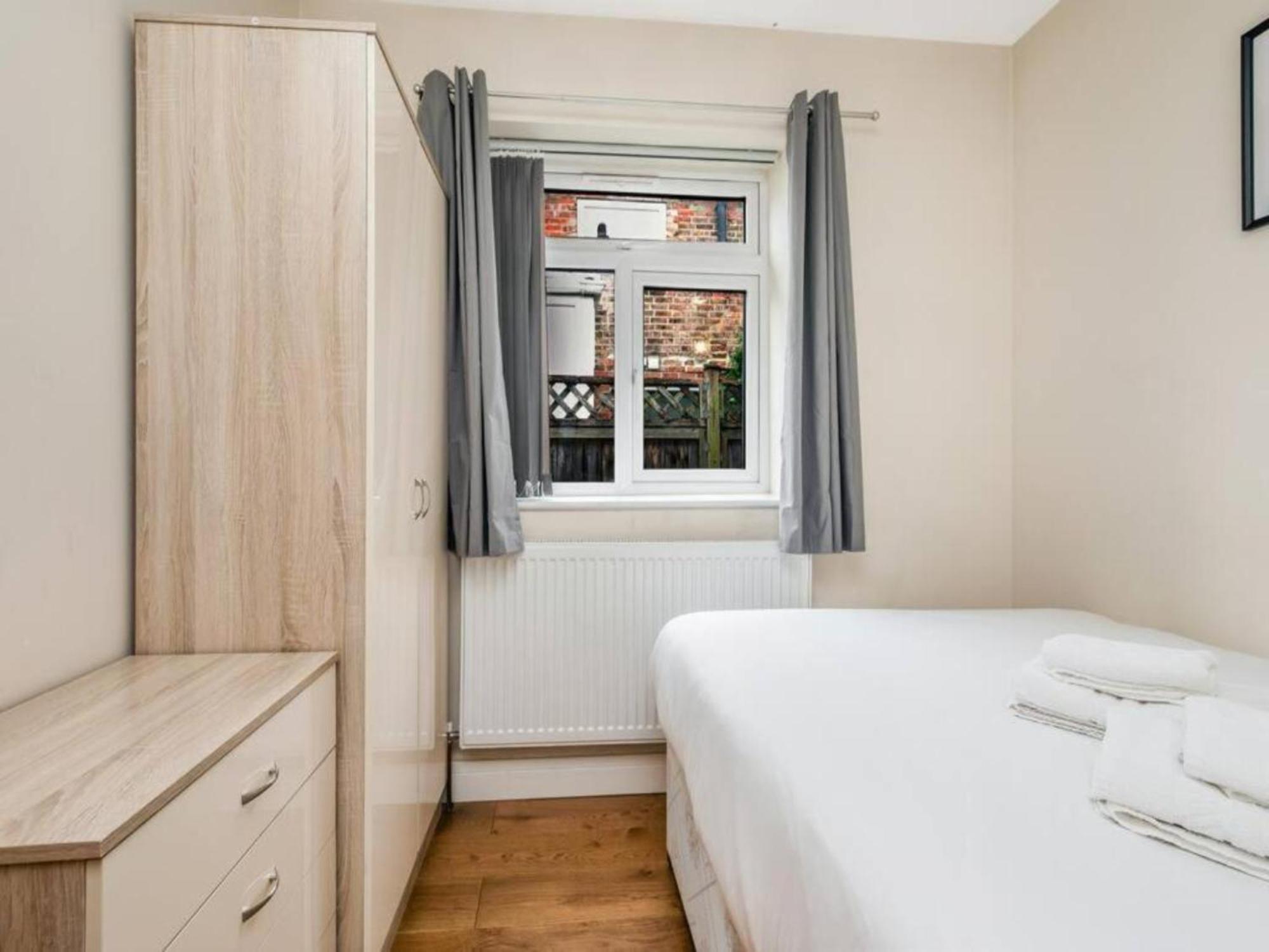 Pass The Keys Ealing Queen Of The Suburbs 2bd London