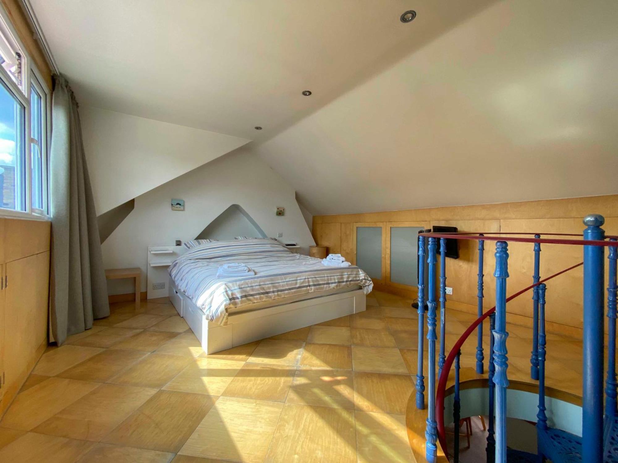 8 Ravenscourt Gardens