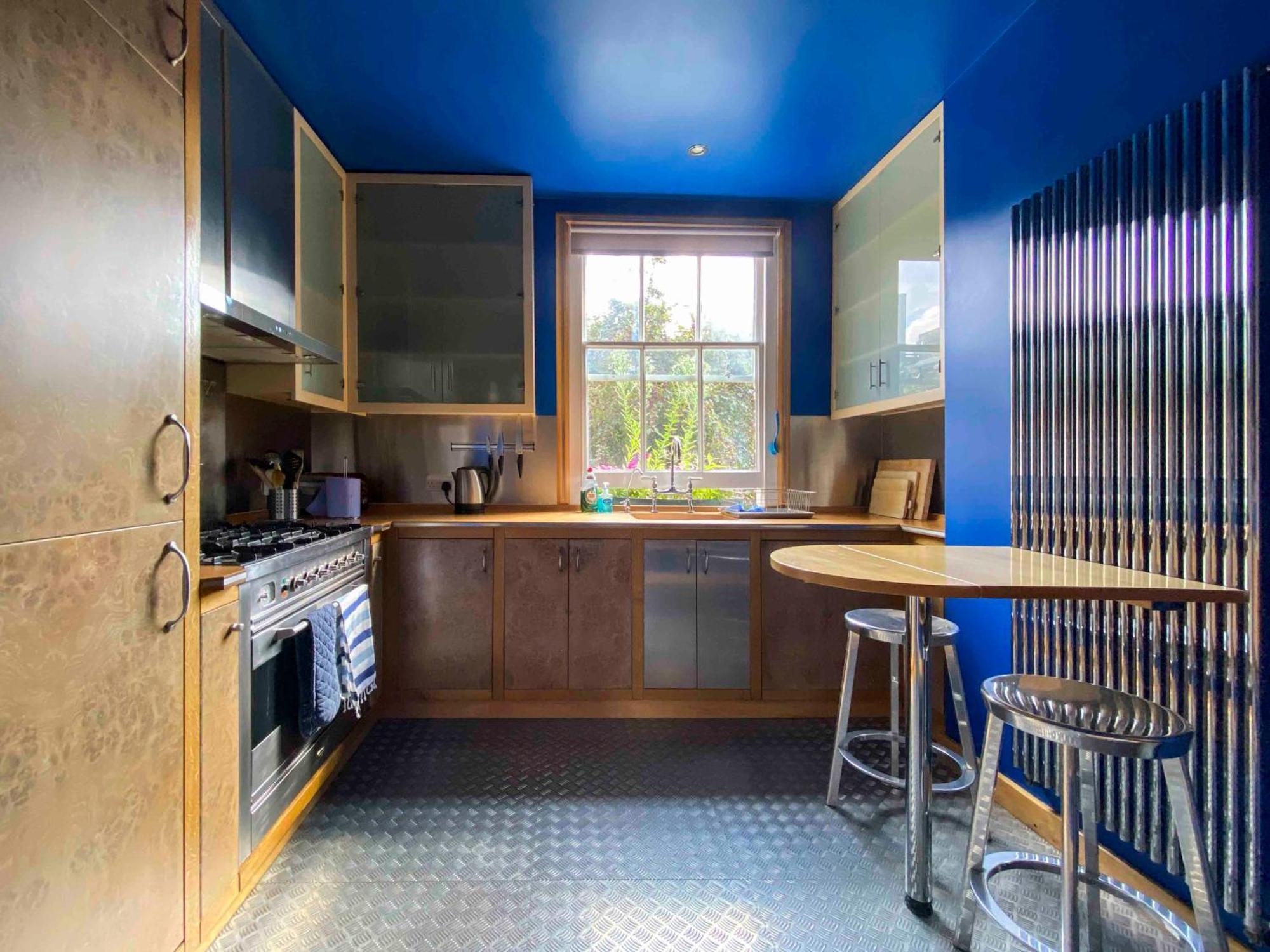 8 Ravenscourt Gardens *