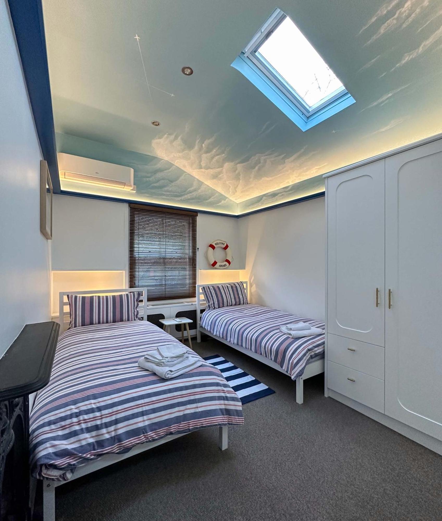 8 Ravenscourt Gardens
