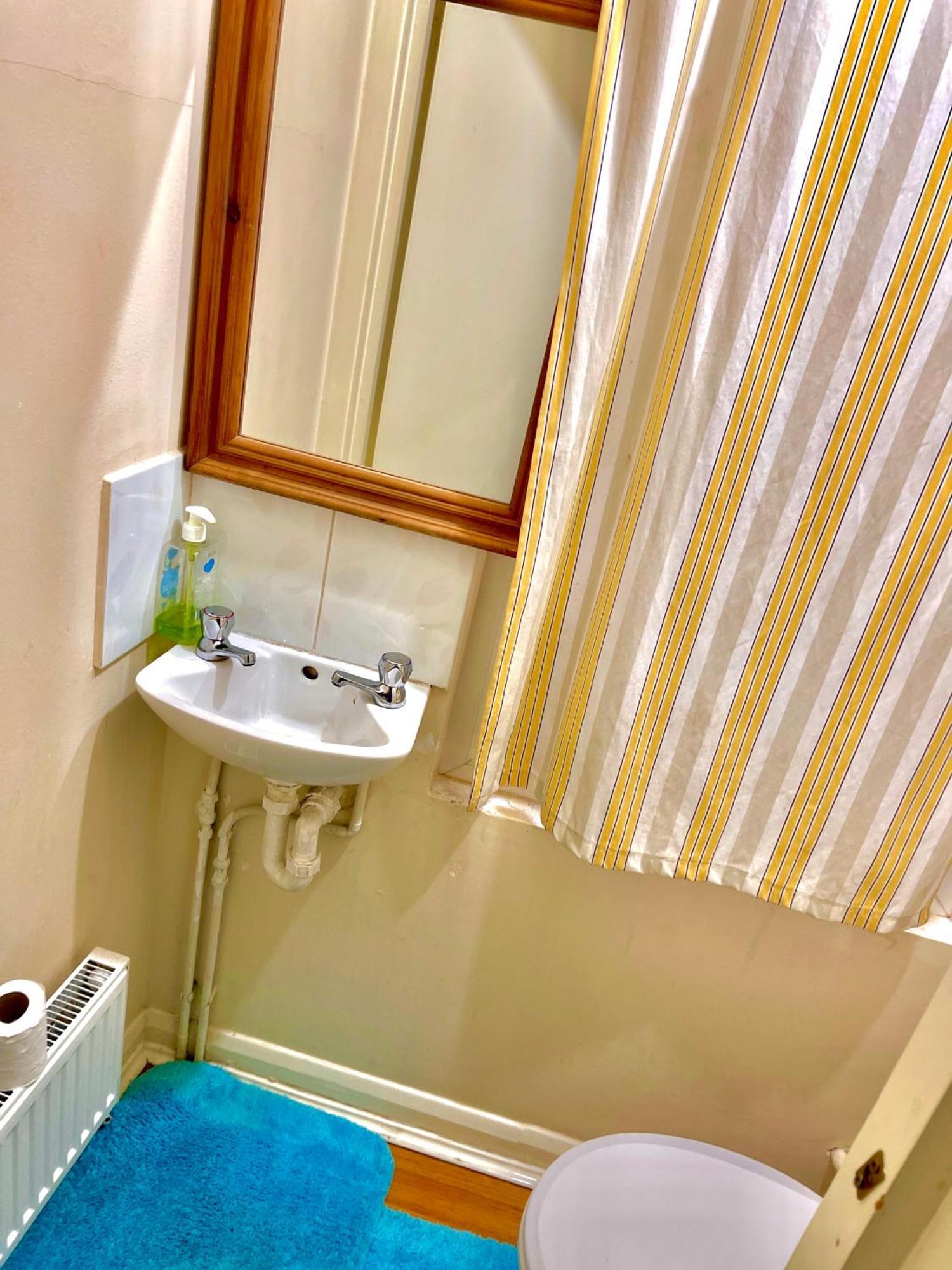Hospedagem domiciliar Comfy Double Bedroom With A Private Toilet *