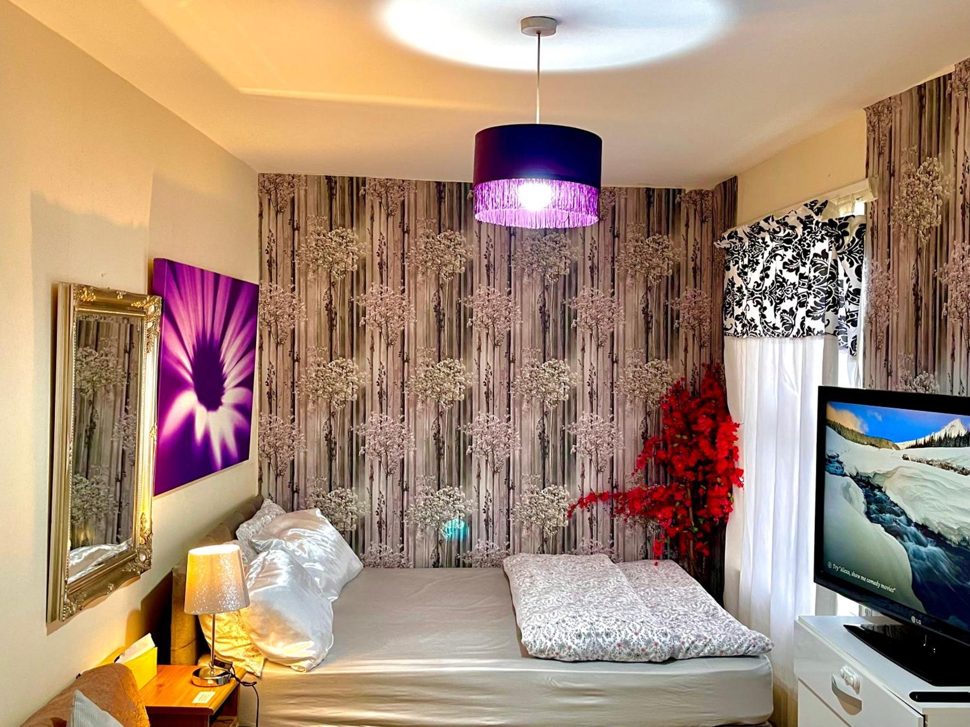 Hospedagem domiciliar Comfy Double Bedroom With A Private Toilet *