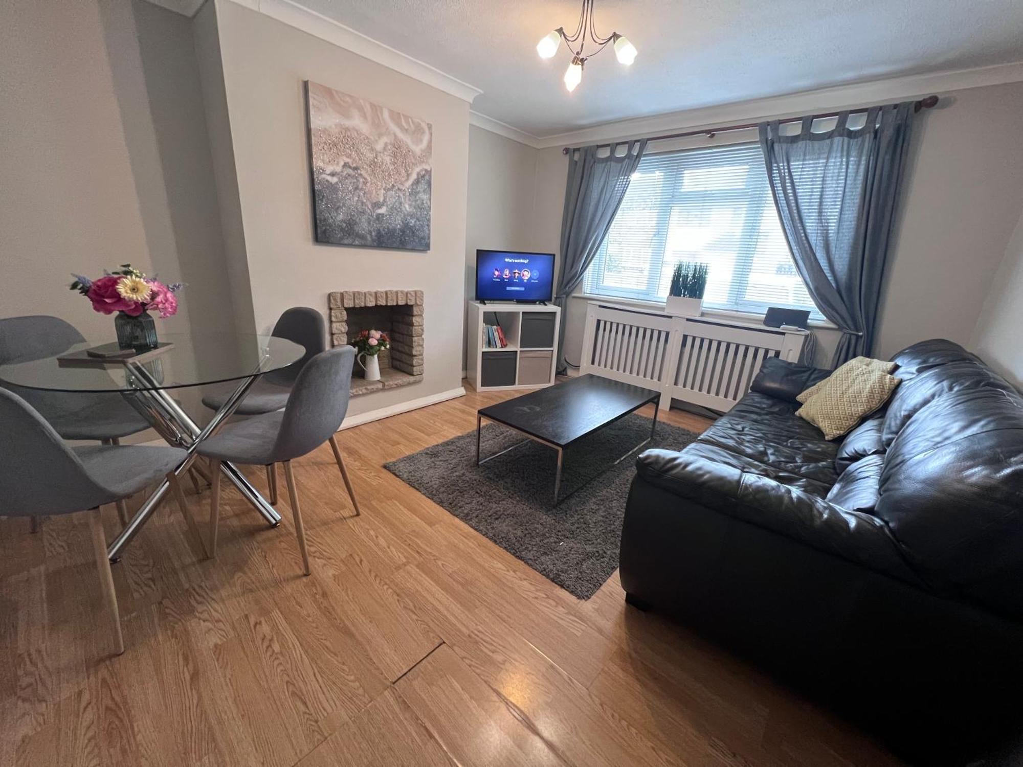 Croydon With Parking Apartment London
