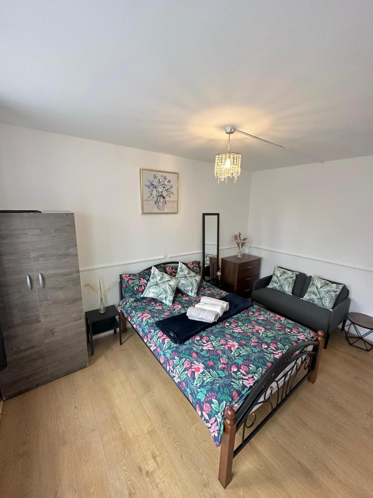 2 Bedroom Flat, 2 Minutes Walk To Bethnalgreen Station, Apartment