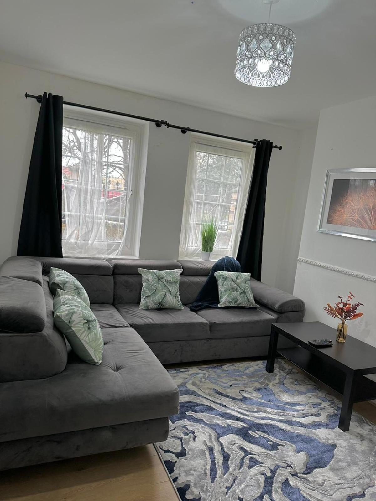 2 Bedroom Flat, 2 Minutes Walk To Bethnalgreen Station, Apartment *