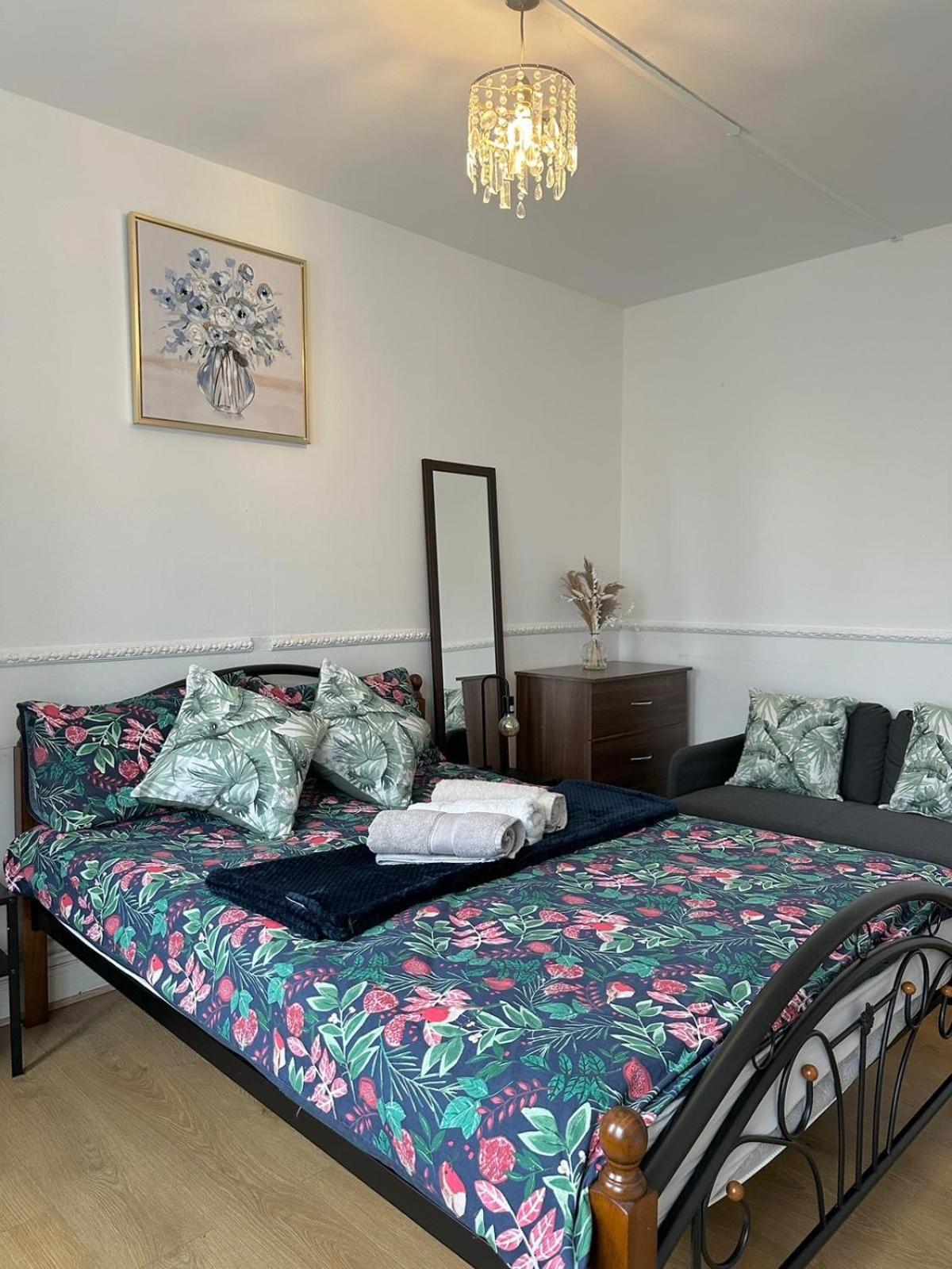Apartment 2 Bedroom Flat, 2 Minutes Walk To Bethnalgreen Station, London