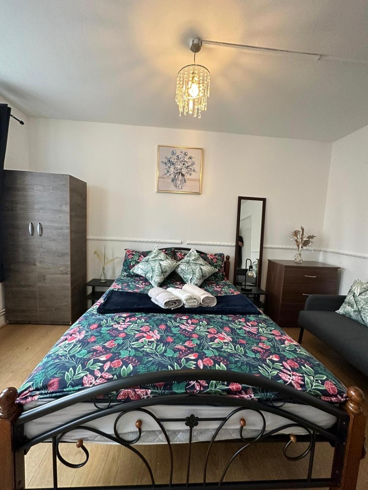 2 Bedroom Flat, 2 Minutes Walk To Bethnalgreen Station, London