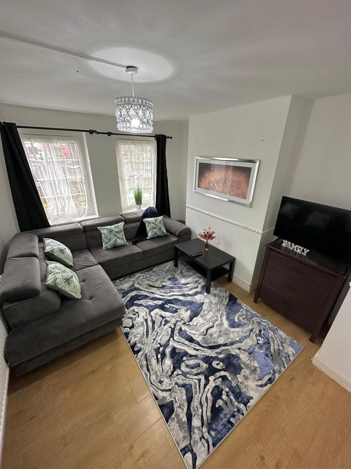 Apartment 2 Bedroom Flat, 2 Minutes Walk To Bethnalgreen Station, *