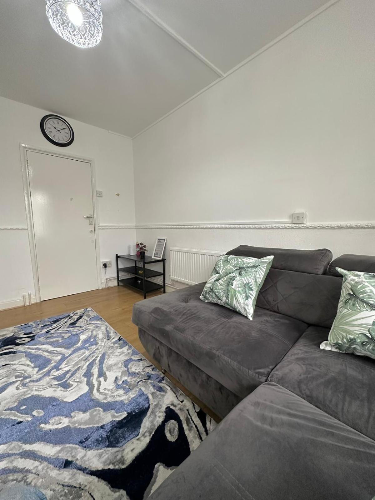 Apartment 2 Bedroom Flat, 2 Minutes Walk To Bethnalgreen Station, London