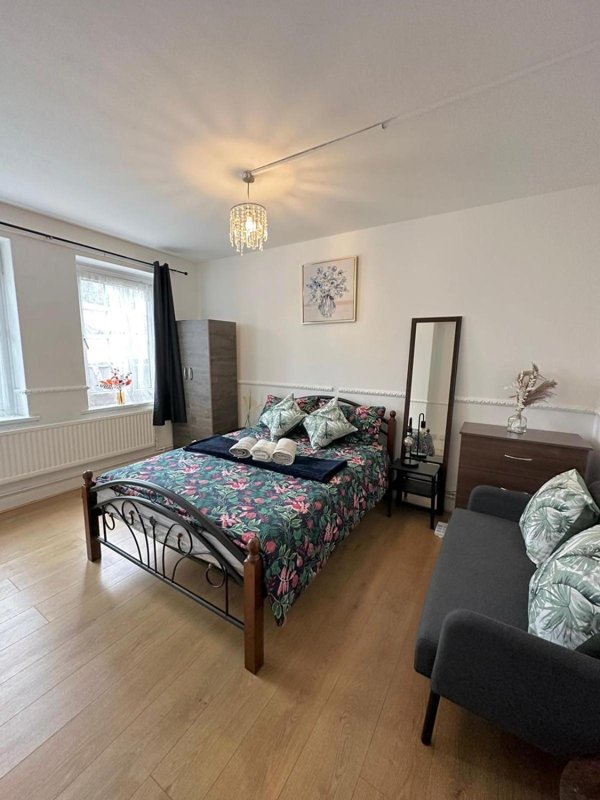 2 Bedroom Flat, 2 Minutes Walk To Bethnalgreen Station, Apartment London