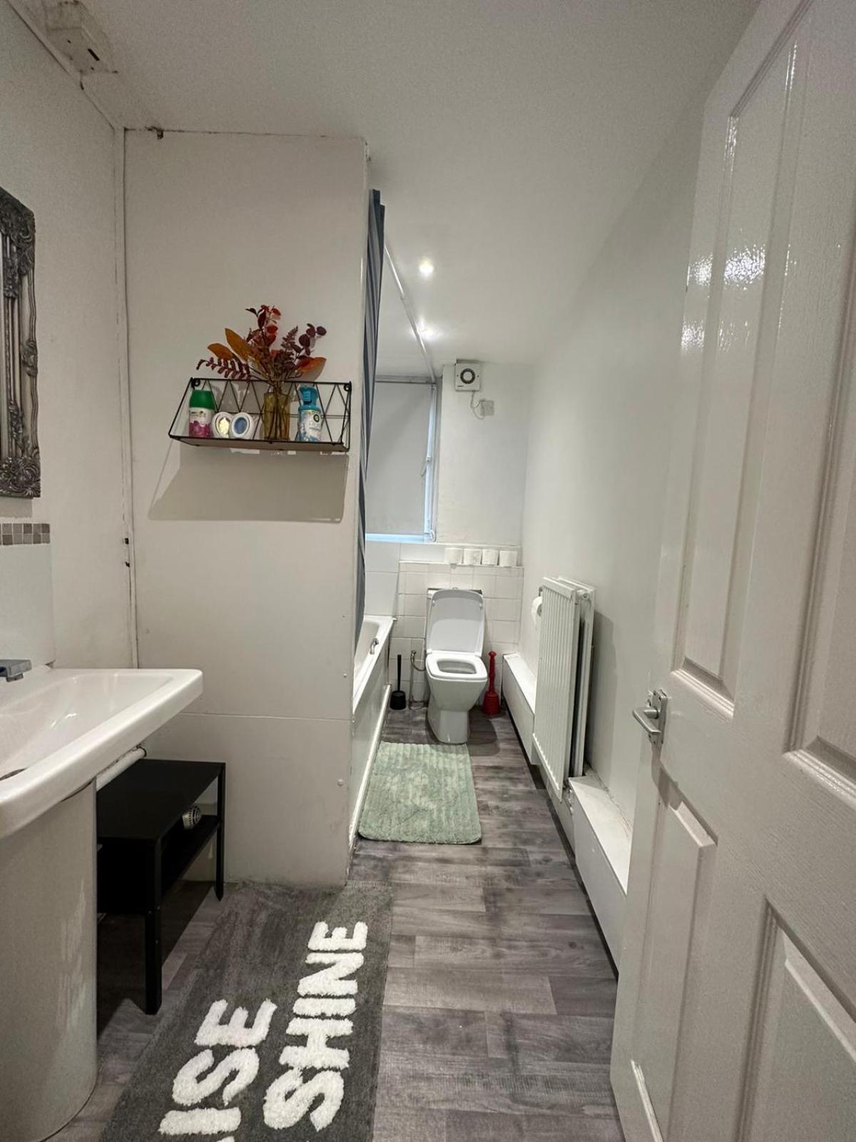 2 Bedroom Flat, 2 Minutes Walk To Bethnalgreen Station, Apartment *