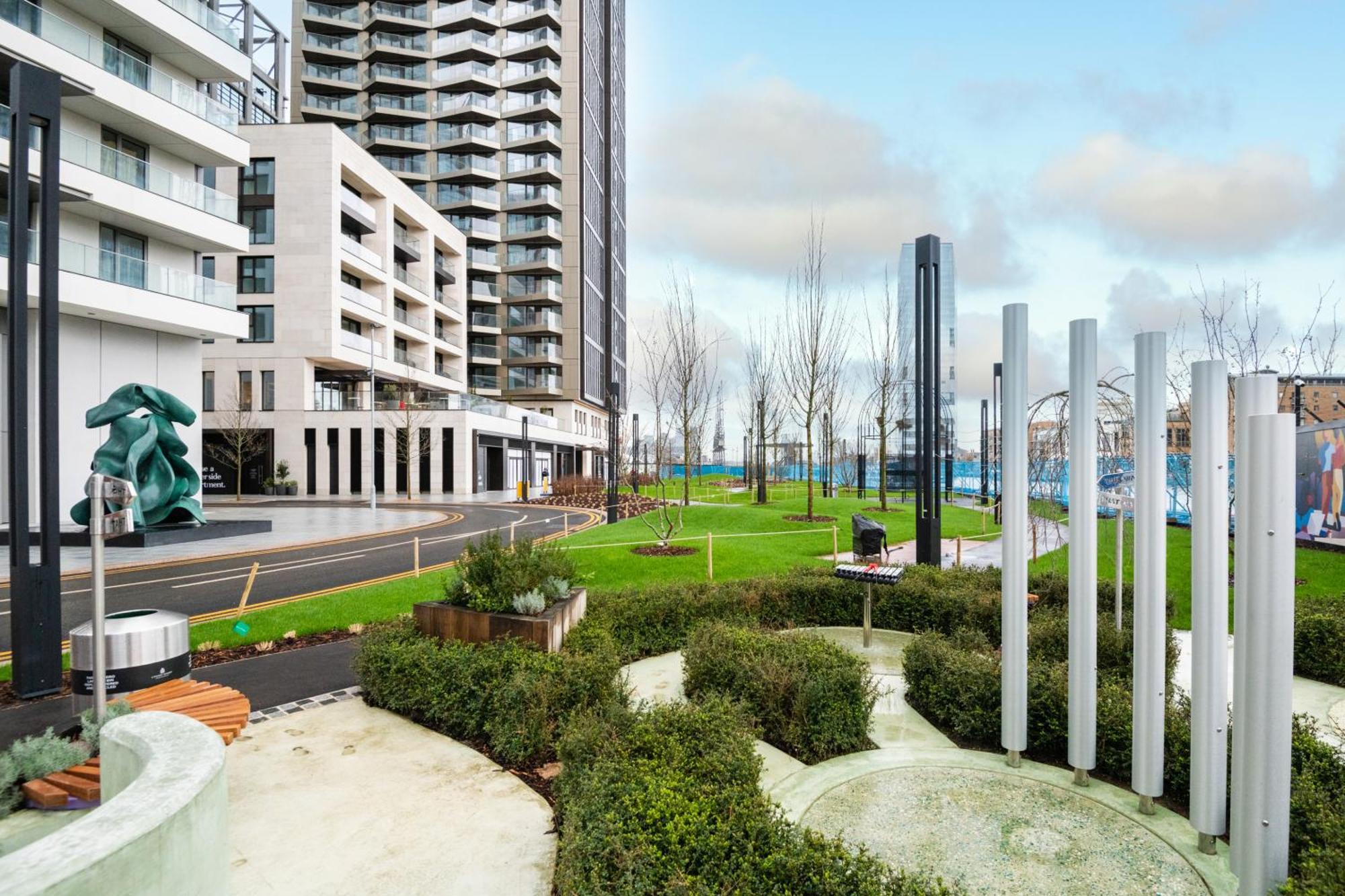 Elegant And Modern In Canary Wharf Right Next To Thames