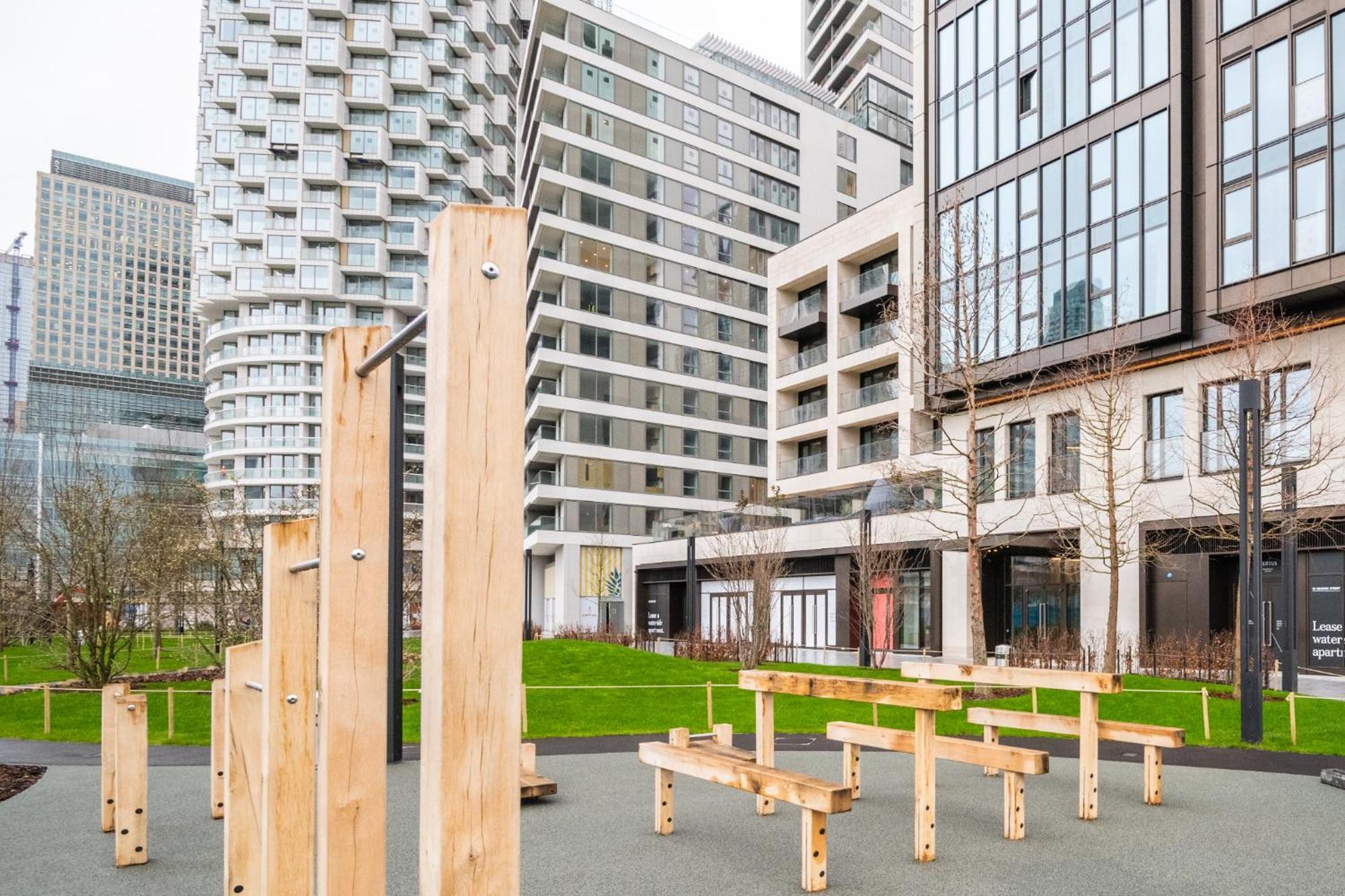 Elegant And Modern In Canary Wharf Right Next To Thames *