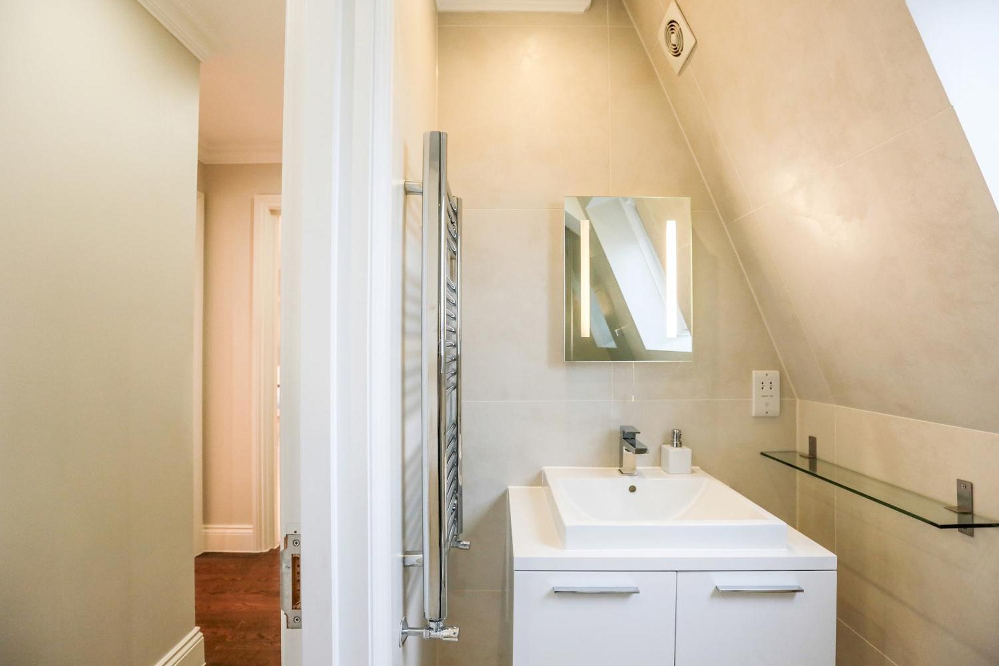 White Hill House 5 *