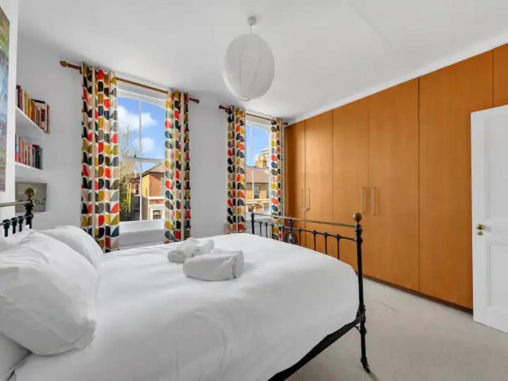 Pass The Keys Charming Victorian 2 Bed House With Artistic Flair In Acton Ideal For Families And Groups Excellent Transport Links Holiday home London