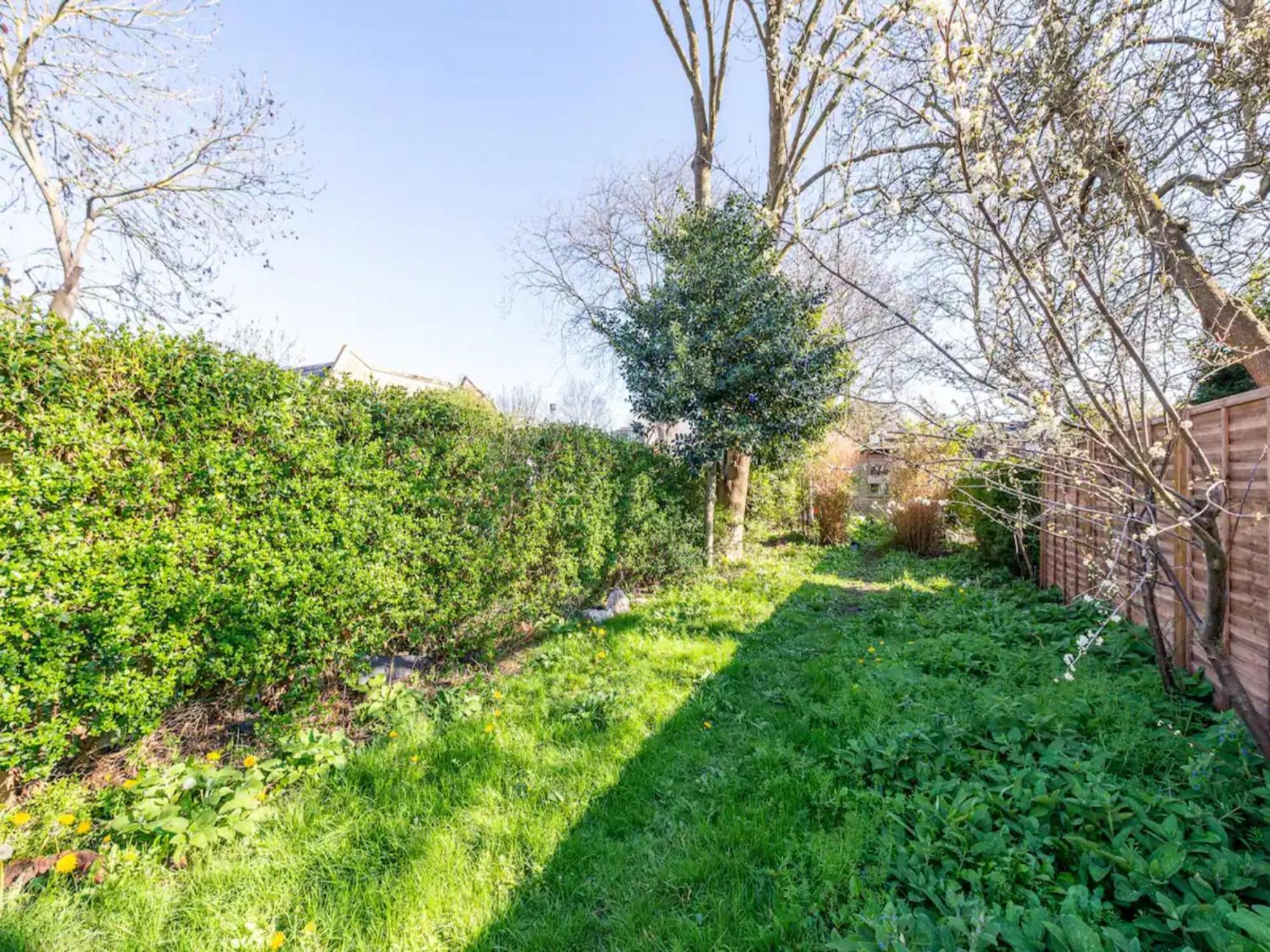 Pass The Keys Charming Victorian 2 Bed House With Artistic Flair In Acton Ideal For Families And Groups Excellent Transport Links Holiday home