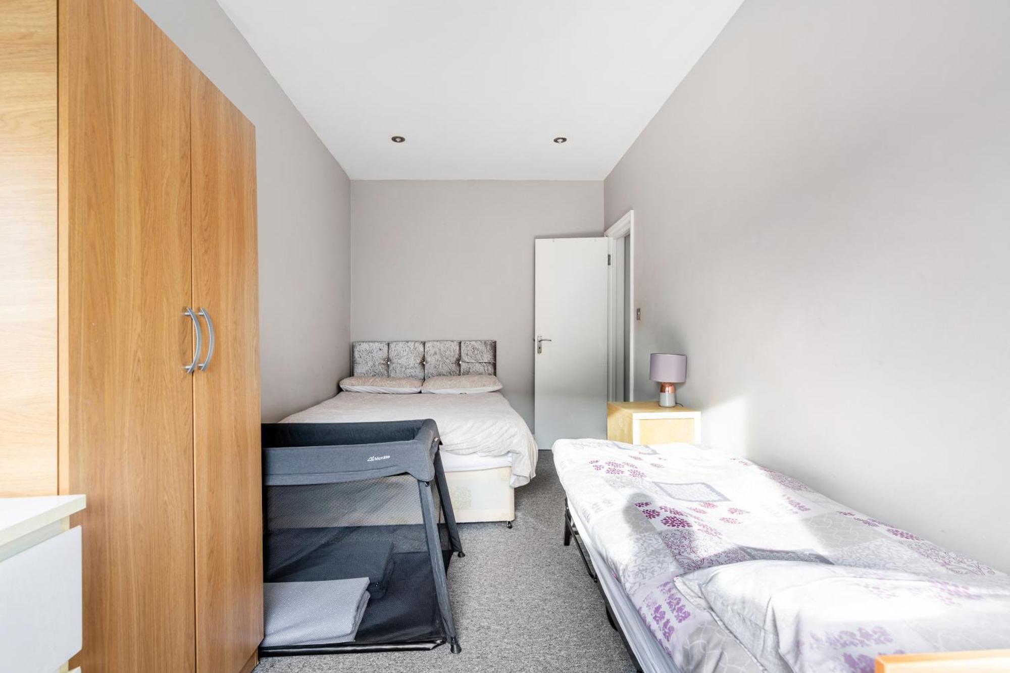 Zone 2 Spacious Two-bedroom With Parking Apartment London