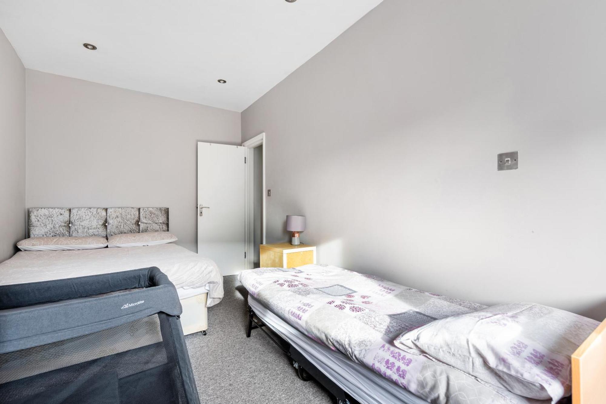 Apartment Zone 2 Spacious Two-bedroom With Parking London