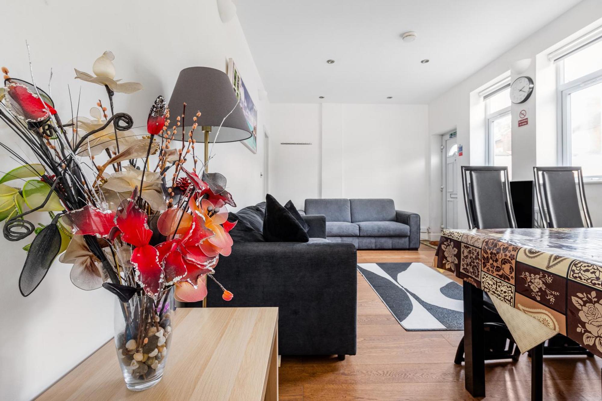 Zone 2 Spacious Two-bedroom With Parking Apartment *
